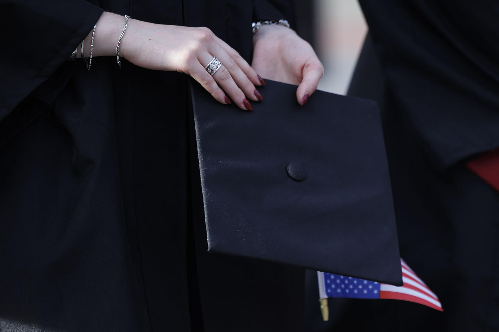 美国求职市场“学历通胀”：硕士毕业月投60份简历也难找到工作_凤凰网