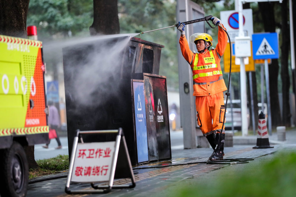 1月1日清晨,环卫工人在深圳市龙岗区一处街区清洁垃圾箱。新华社发(黄志摄)