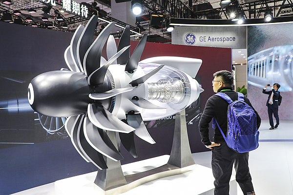 2023年11月,上海,第六届进博会技术装备展区,通用电气展出的发动机结构模型。 视觉中国