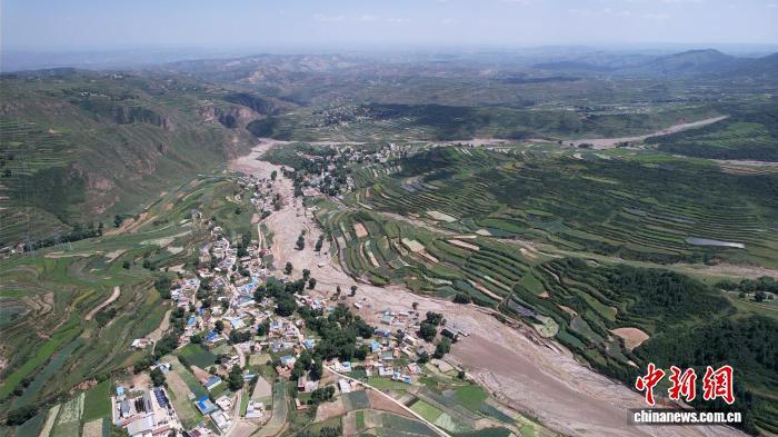 8月11日，航拍榆中县马坡乡上庄村，目前已有90名受灾民众在此安置。九美旦增 摄