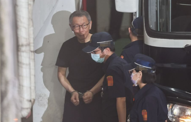 台北地方法院8月7日提訊在押的柯文哲（左）等被告。图源：台媒