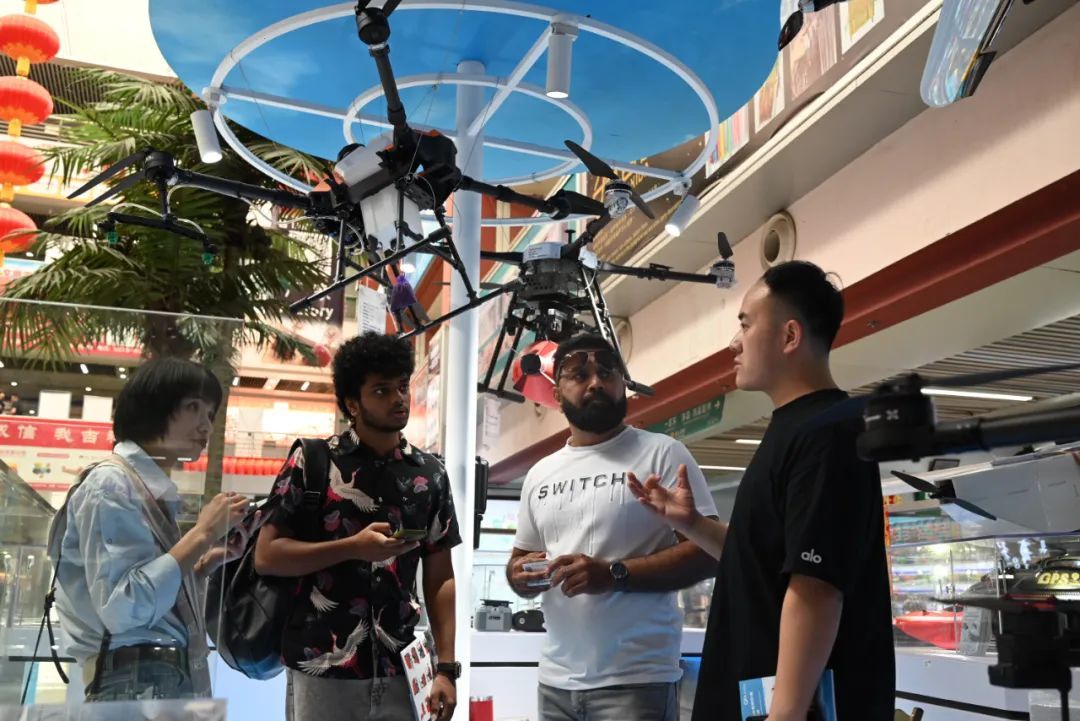 外国客商在义乌国际商贸城低空经济展厅咨询采购专业级无人机