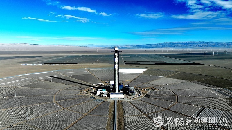 中国电力建设集团有限公司若羌10万千瓦光热（储能）配套90万千瓦光伏发电项目建设现场（11月14日无人机摄）。许峻豪摄