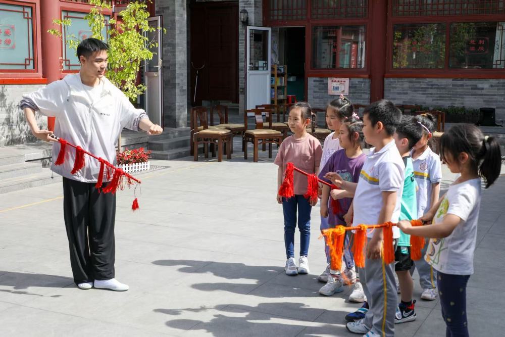 2024年5月，中国戏曲学院本科生走进北京西城区的北京师范大学京师附小给小朋友们进行戏曲知识科普。（受访者供图）