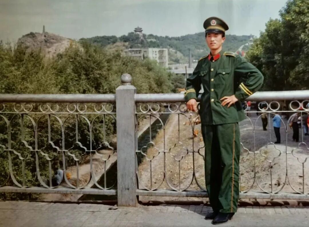 郑培林在武警边防部队时留影