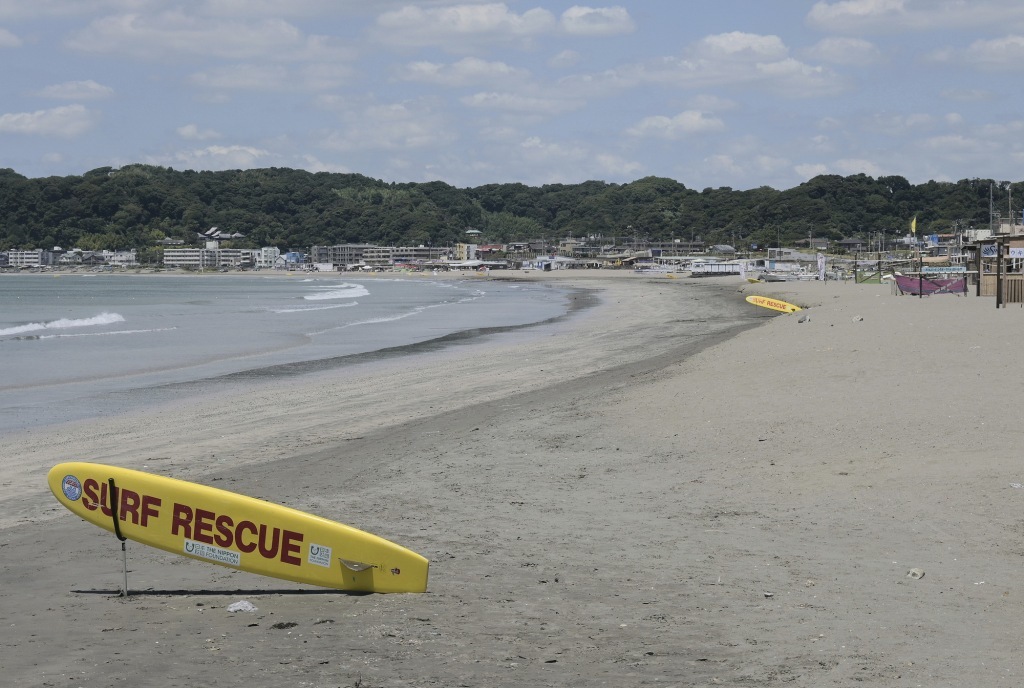 7月30日,日本神奈川县镰仓市,海啸警报下的海岸空无一人。VCG111582374598.jpg
