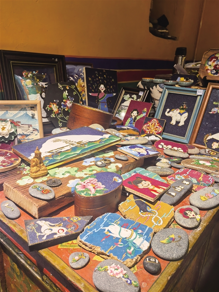 南吉合多杰工作室内的掐丝唐卡。