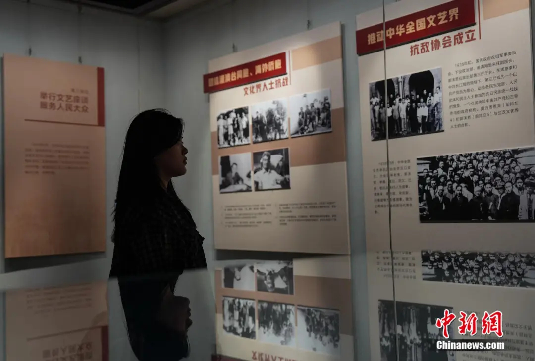 市民在武汉博物馆观展。 郑子颜 摄