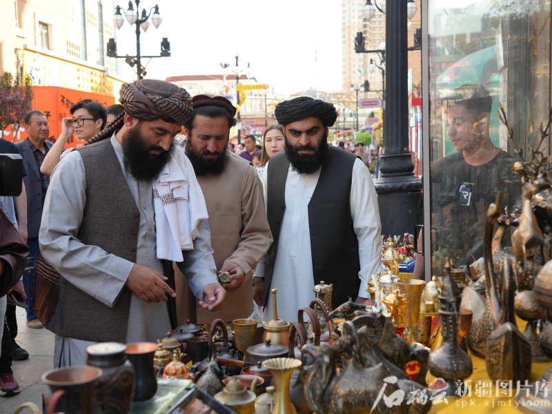 访华团漫步在新疆国际大巴扎。石榴云/新疆日报记者 闫啸天摄