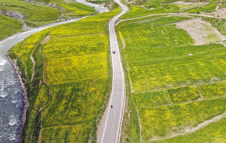 昌都市洛隆县的乡村公路。