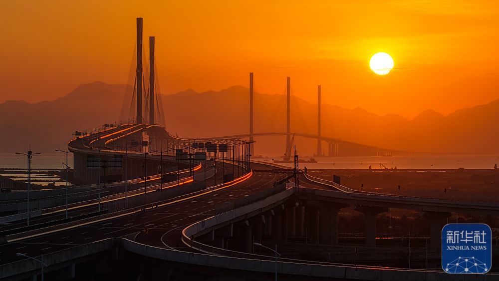 ↑夕阳下的高栏港大桥（左侧双主塔）和黄茅海大桥（右侧三主塔）（2024年12月4日摄，无人机照片）。黄茅海跨海通道于2020年6月开工建设，是《粤港澳大湾区发展规划纲要》发布后首个开工的跨海通道工程，也是继港珠澳大桥、深中通道之后大湾区又一跨海通道重大工程。新华社记者 刘大伟 摄