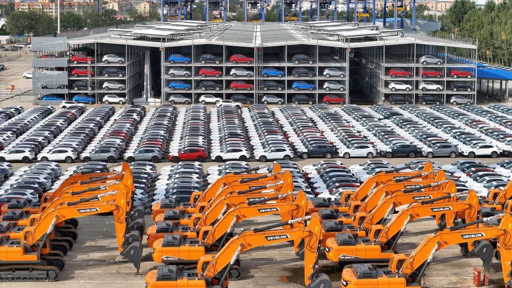 　　10月20日，国产汽车和工程机械在山东港口烟台港集结等待装船出口（无人机照片）。新华社发（唐克摄）