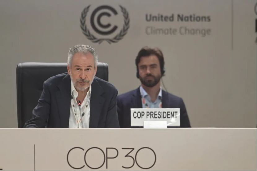 大會(huì)主席多拉戈在峰會(huì)上發(fā)言。