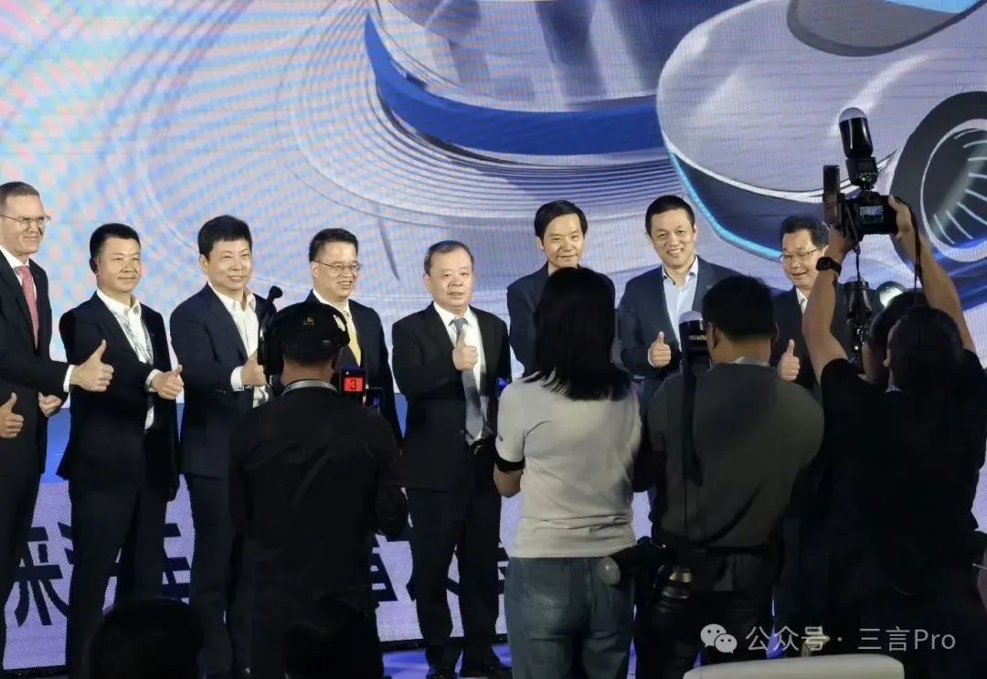 没有雷军参加的车展,余承东“杀疯了”,台下助理直摆手