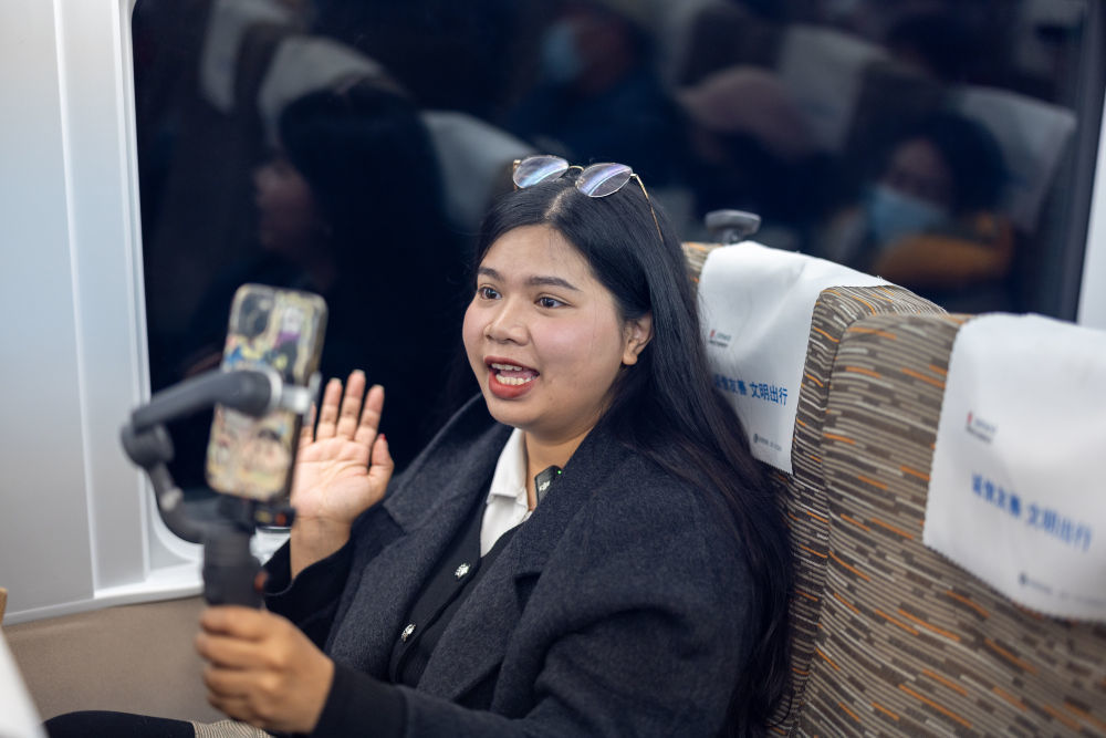 2025年2月21日,泰国博主李佩英在中国拍摄体验复兴号高铁列车。新华社记者 黄伟 摄