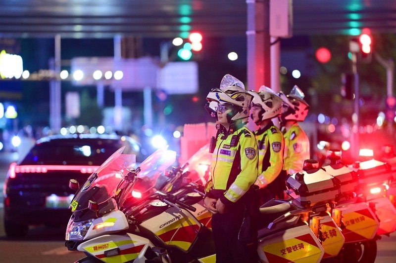 2023年9月17日晚,交警驾驶铁骑在江西省赣州市经济技术开发区路面进行道路安全巡逻(图片来源:IC photo)