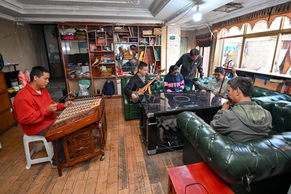 2025年10月11日，咔哒嘎布盲人乐团在排练。