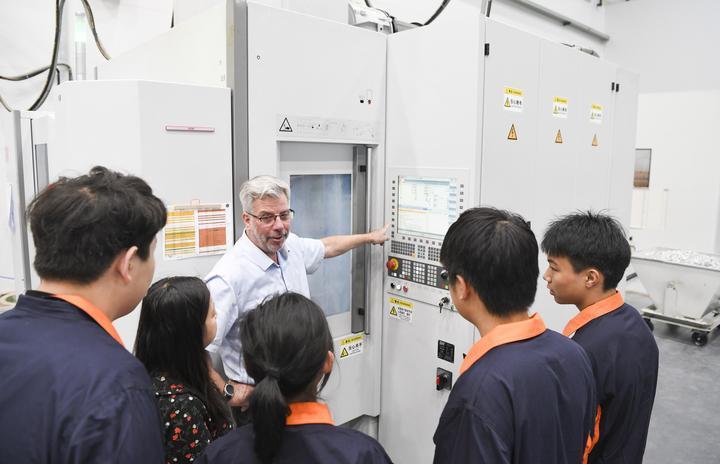 2024年4月16日,在位于重庆市永川区中德产业园的埃斯维(重庆)机床有限公司,公司技术总监向重庆城市职业学院中德产业学院学生介绍设备操作规范。近年来,重庆城市职业学院联合德国教育力量共建产业学院,引入职业教育先进经验,着力培养适合制造型企业需求的高素质技能技术人才。