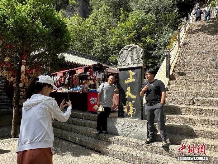 图为台青们在崆峒山上拍照打卡 王牧雨 摄