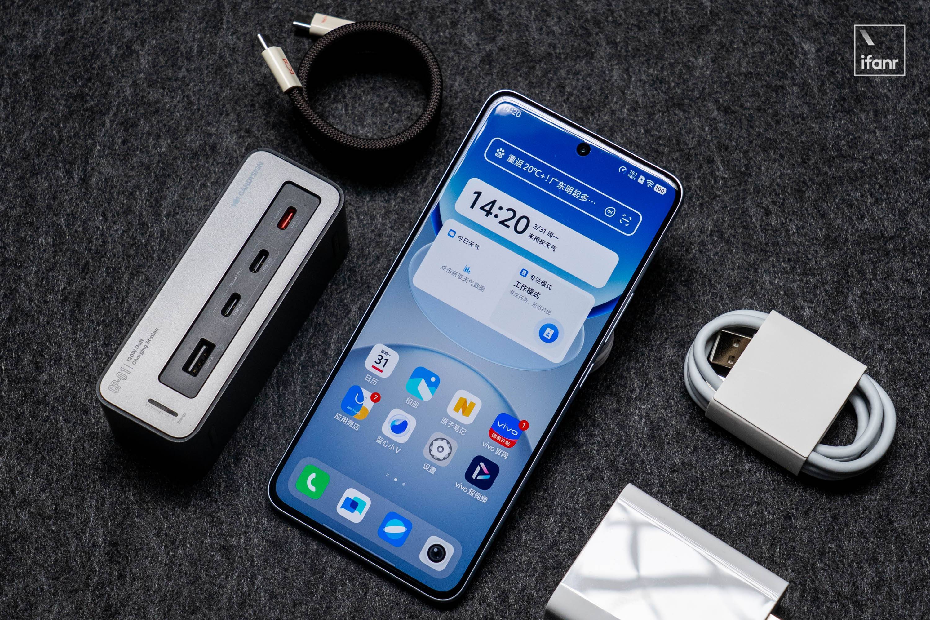 vivo Y300 Pro+:1799 元,你能买到一款能打电话、能拍动态照片的 7300mAh 超轻超薄充电宝 | 新品画报