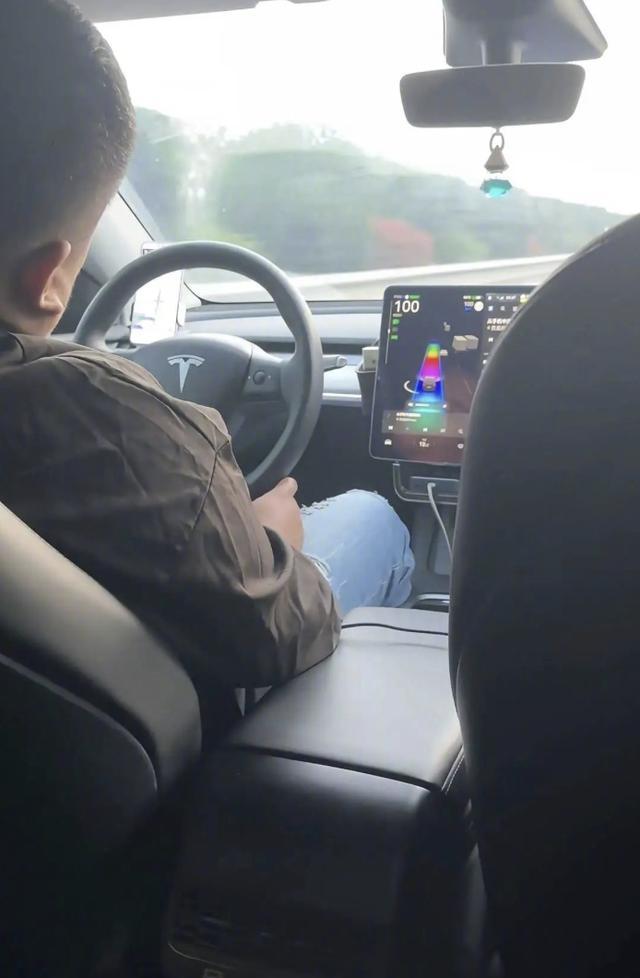 乘客称网约顺风车司机高速开智驾睡觉,平台回应“已重点监控”