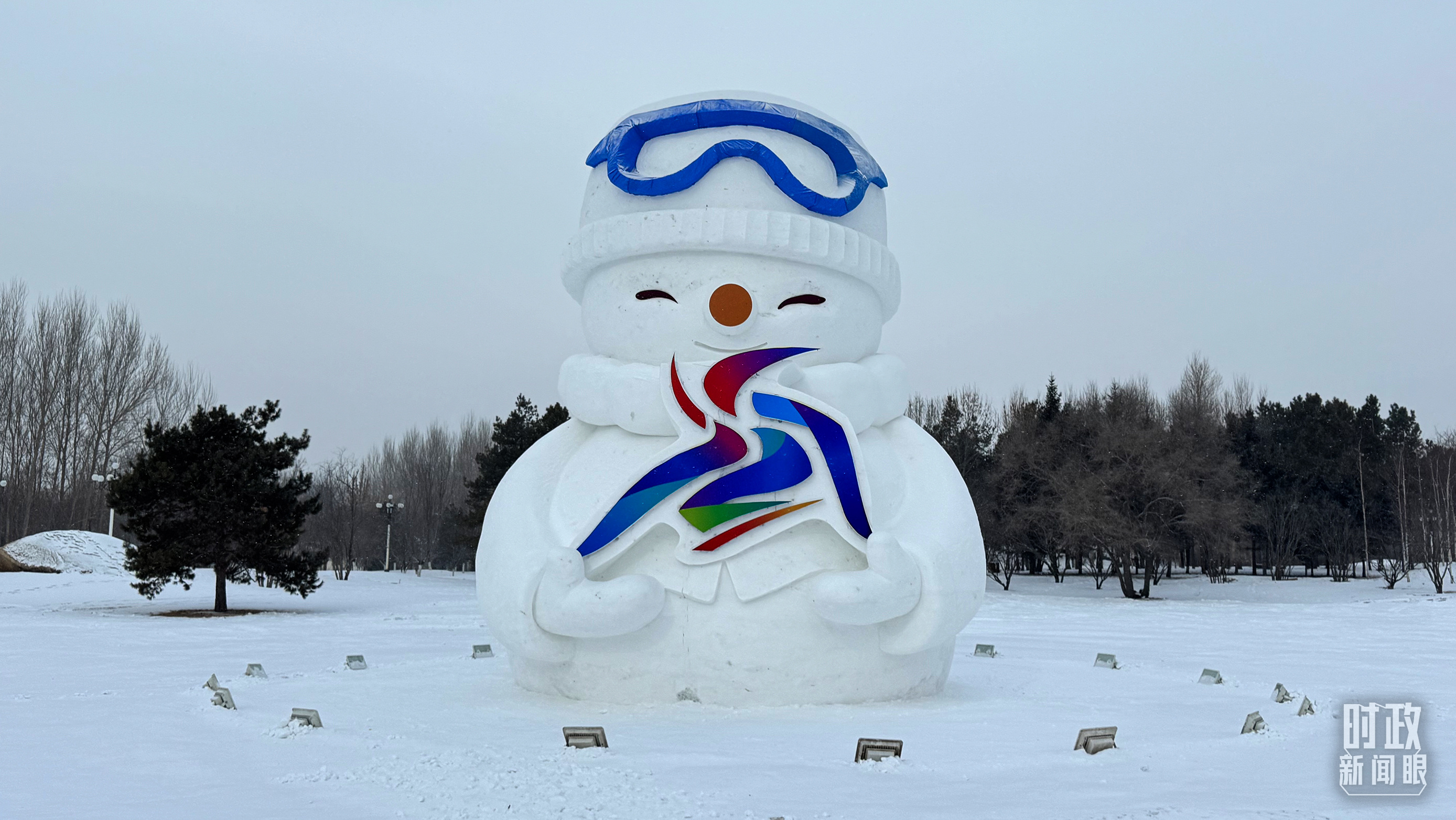 △装饰有亚冬会会徽元素的雪人。（总台央视记者蒋硕拍摄）