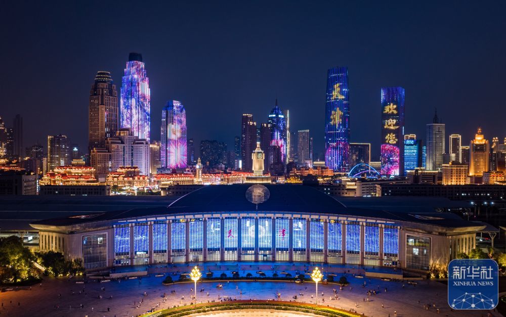 ↑ 这是8月1日在天津站后广场拍摄的天津海河沿岸楼体灯光(无人机照片)。