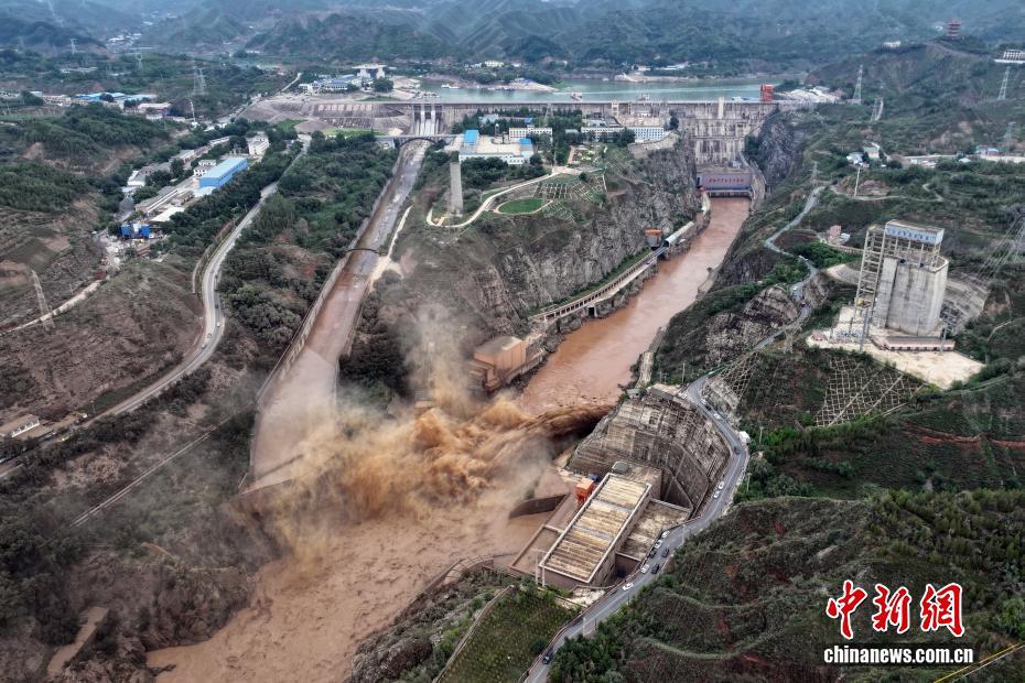 8月8日,受强降雨天气影响,刘家峡水库迎来本年度最强沙情,国网甘肃刘家峡水电厂迅速应对,开启“异重流”排沙作业,有效化解沙峰来袭。监测数据显示,8日6时30分,洮河红旗水文站泥沙含量升至434千克每立方米,创今年新高。为最大限度减少水库泥沙淤积及泥沙对发电机组过流部件的磨蚀,刘家峡水电厂向调度申请提门排沙,于8日7时14分开启洮河口排沙洞8号门排沙,此次排沙作业将根据洮河入库流量及沙情决定落门时间。图为航拍刘家峡电厂开启“异重流”排沙作业。侯齐 摄