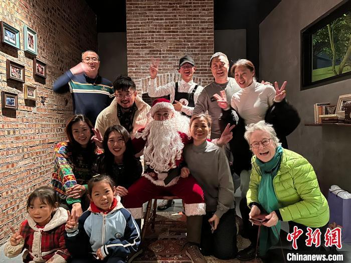2024年12月，戴伟和路易丝与朋友和客人在“加拿大妈妈菜”餐厅过圣诞节。　(受访者 供图)