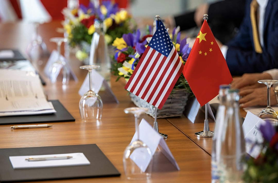 当地时间2025年5月10日，瑞士日内瓦，中美经贸高层会谈举行，中美两国国旗在会谈前悬挂。图源：视觉中国