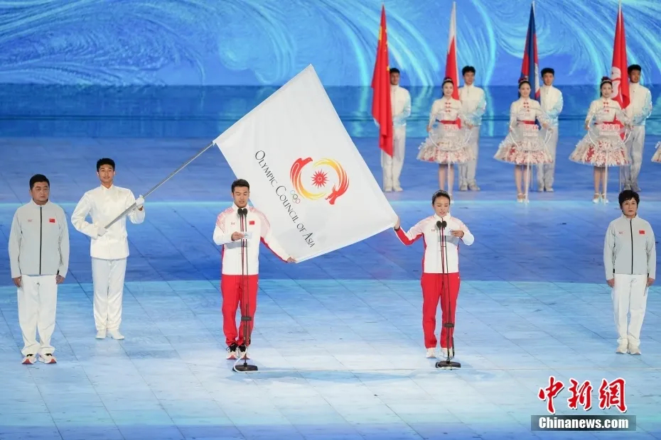 2月7日，第九届亚洲冬季运动会开幕式在哈尔滨举行。图为中国速度滑冰运动员宁忠岩、单板滑雪运动员蔡雪桐代表全体运动员宣誓。 中新社记者 赵宇航 摄