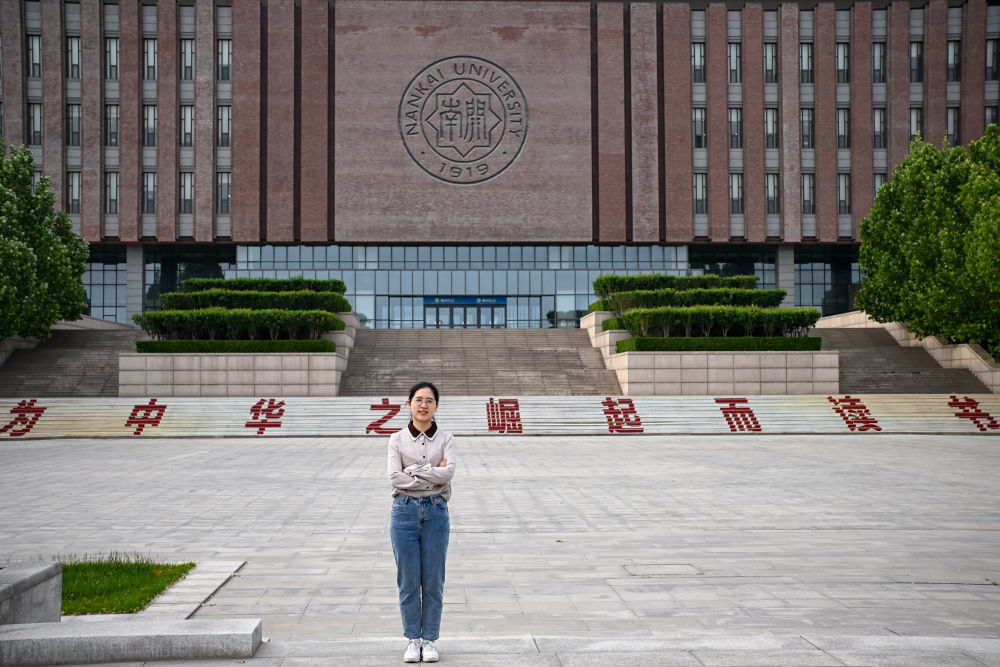 5月7日，杨雅丽在南开大学津南校区留影，“为中华之崛起而读书”是她的座右铭。