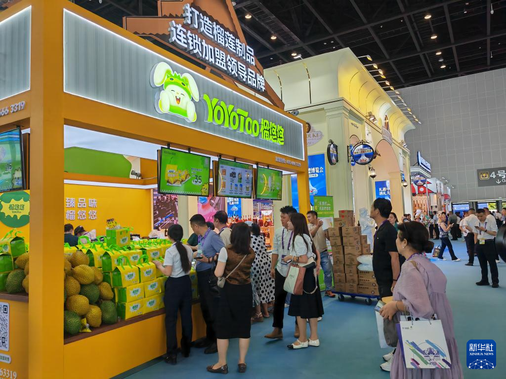 特色榴莲制品吸引消费者体验和购买（9月19日摄）。新华社记者 朱丽莉 摄