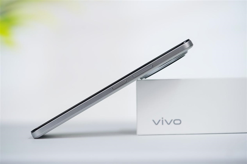 23.5小时霸榜续航榜!vivo Y300i体验评测:超高颜值的一款耐造神机