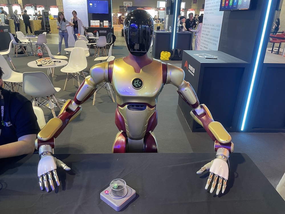 机器人非得“像人”吗?人类最需要看清自己