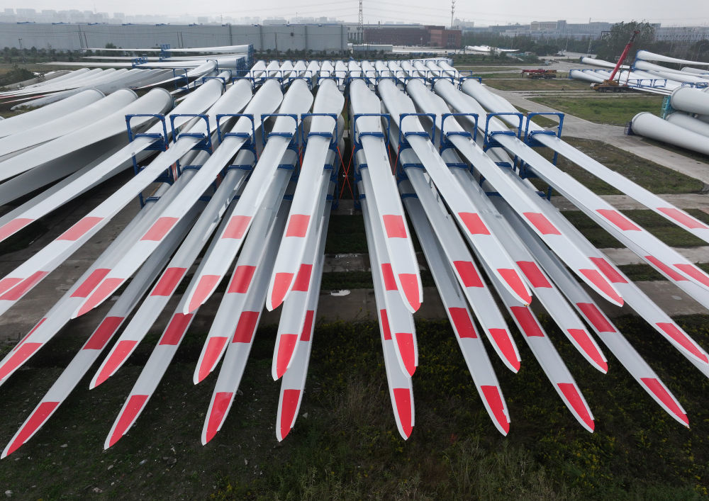 这是2024年11月2日在重通成飞风电设备江苏有限公司拍摄的风力发电机组叶片（无人机照片）。新华社记者宋彦桦摄