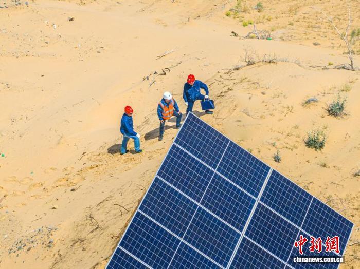 2025年7月3日，国网乌鲁木齐供电公司工作人员走访服务米东区北沙窝光伏基地。王晋魁 摄