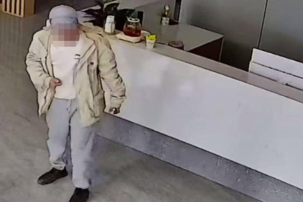 ▲钟先生公布的钟某某离开酒店的画面