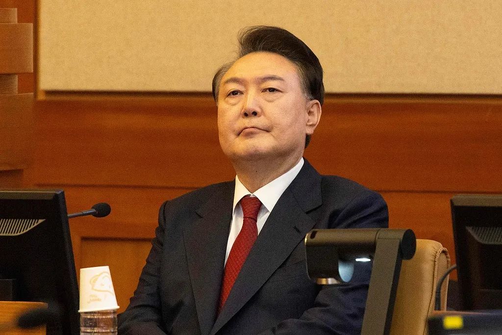 当地时间2025年2月13日,韩国首尔,尹锡悦出席宪法法院的弹劾审判。图/视觉中国