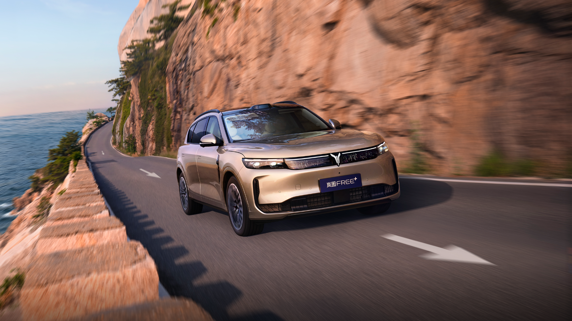 21.99 万开卷!鸿蒙座舱+乾崑智驾上车,岚图 FREE+ 直击理想 L6 腹地