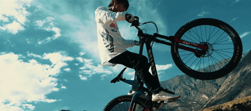 ↑旦增吉美在骑行中展示技巧