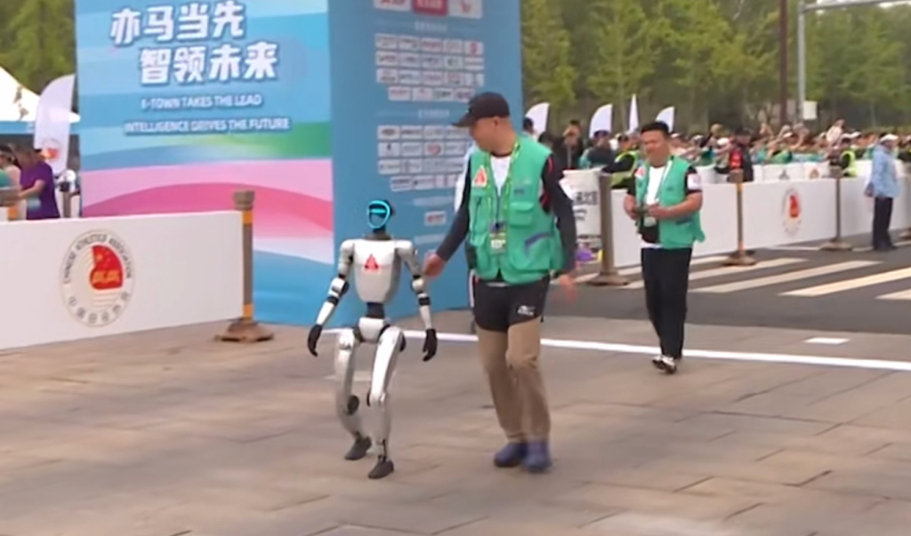 人形机器人半马参赛队伍使用的宇树G1人形机器人从起点出发。