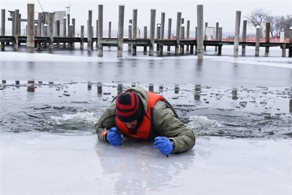 不慎落水羽绒服能保命吗！消防部门实测：厚款可漂浮 但勿当救生衣