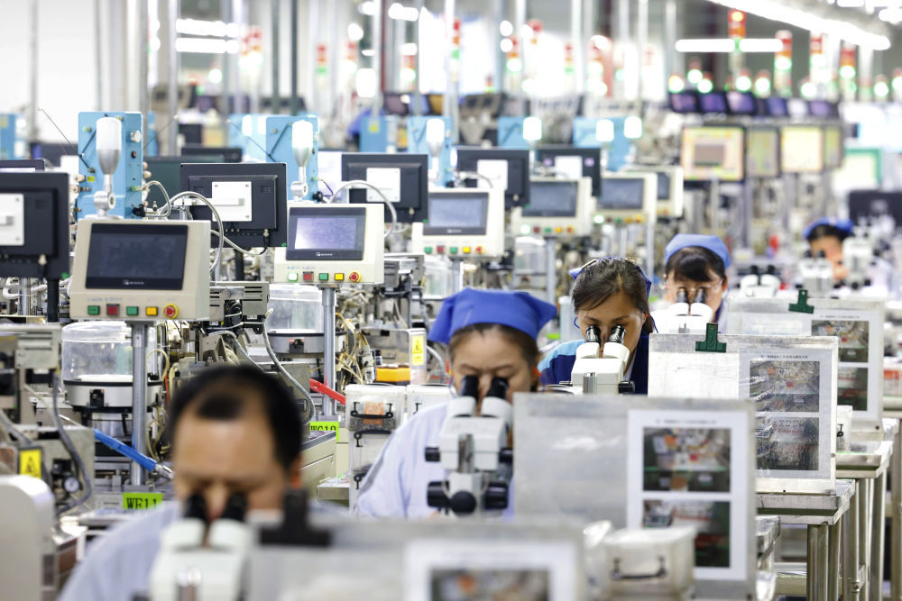 6月24日，在江苏宿迁泗洪经济开发区庆邦电子元器件（泗洪）有限公司车间内，工人加紧赶制出口的电子订单产品。新华社发（许昌亮摄）