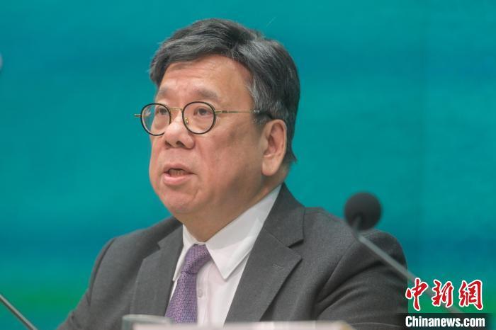 4月10日，香港特区政府商务及经济发展局局长丘应桦表示，局方会继续通过各项资助计划与支援措施，与业界共同应对美国的无理胁迫。图为2024年2月，丘应桦出席记者会。(资料图) 中新社记者 陈永诺 摄