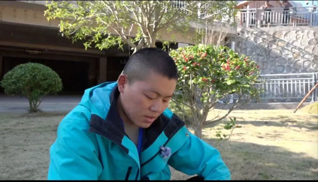 11月24日,王大励接受澎湃新闻记者采访,谈及老家大凉山和儿时的记忆。 澎湃新闻记者 明鹊 摄