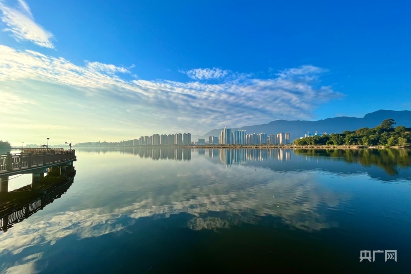 宁德环东湖山海相连,城景交融(央广网记者 龚雯 摄)