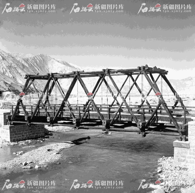 这是在新藏公路上一座结构比较复杂的桥梁。它是在1957年国庆节前夕落成的，因此命名为“国庆桥”。新疆日报记者 赵琦摄 图片由新疆图片库提供