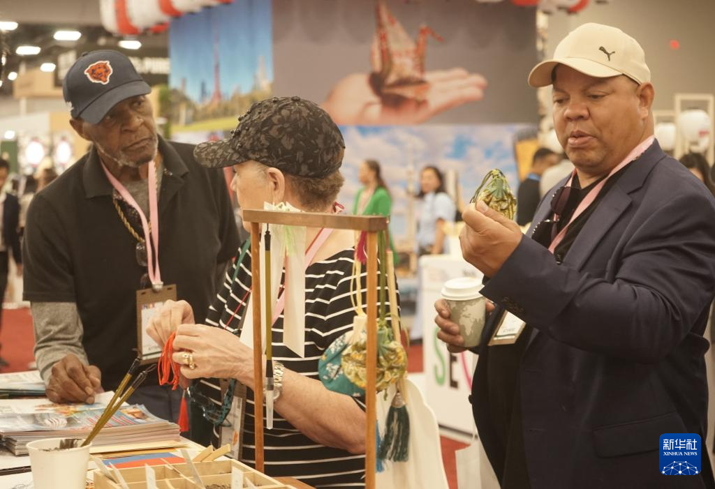 10月8日,在美国拉斯维加斯,人们在2025年美国国际会议与奖励旅游展的中国展区参观。 新华社发(曾慧摄)