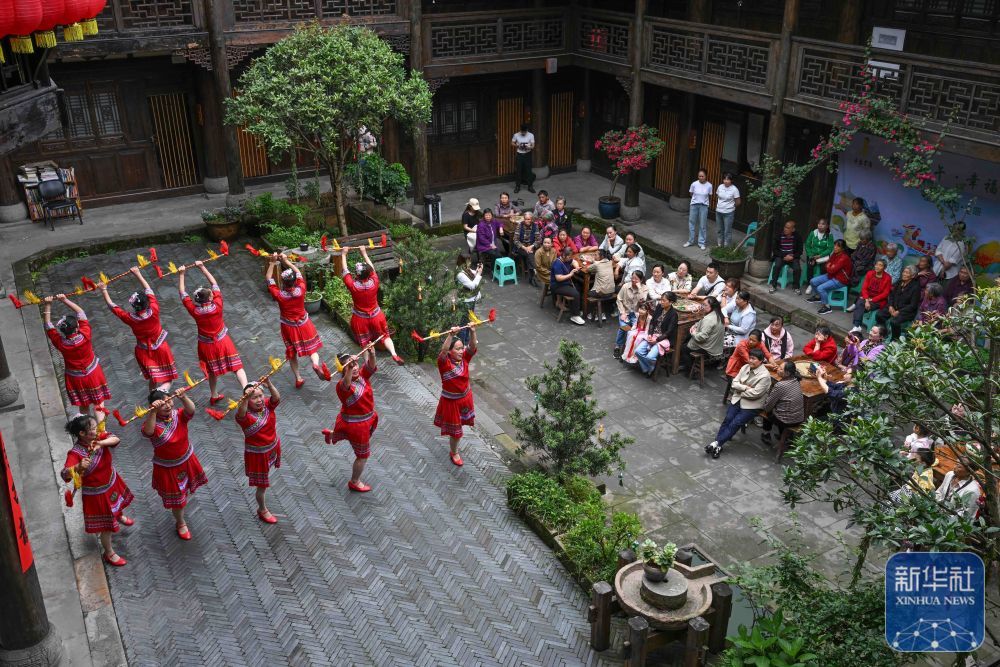 5月28日拍摄的重庆市巴南区丰盛古镇传统民俗舞蹈展示。